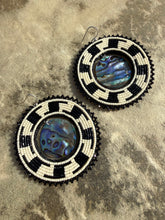 Load image into Gallery viewer, klā-whóp beaded earrings