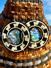 Load image into Gallery viewer, klā-whóp beaded earrings