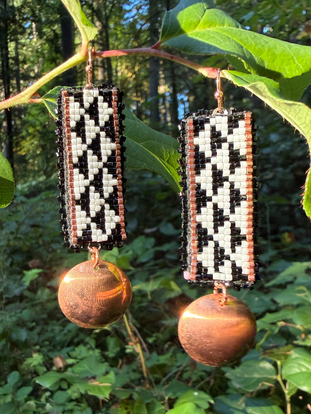saddle mountain beaded earrings - pil chickamin
